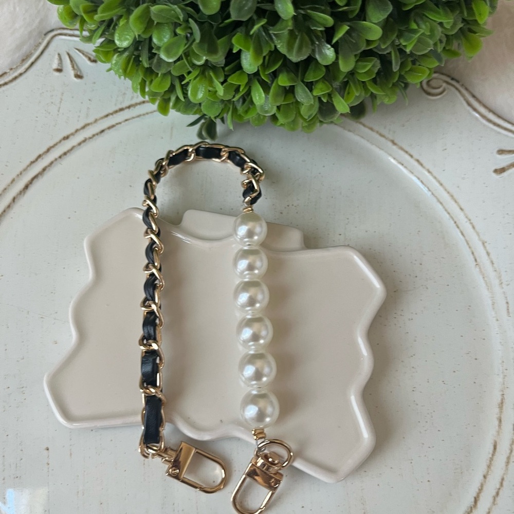 Fashion gold tone and Faux leather &  Pearl wristlet strap (1) black - Picture 3 of 6